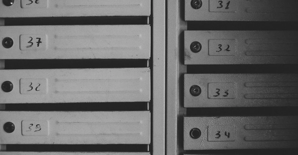 Une vue détaillée de boîtes aux lettres métalliques numérotées mettant l'accent sur la sécurité et l'organisation.