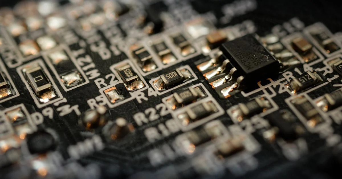 Gros plan détaillé d'une puce électronique sur un circuit imprimé avec des composants et des connexions.