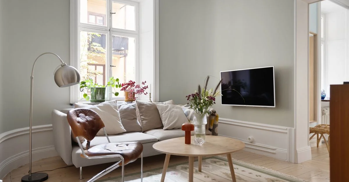 Salon moderne minimaliste avec des meubles élégants et un éclairage naturel.