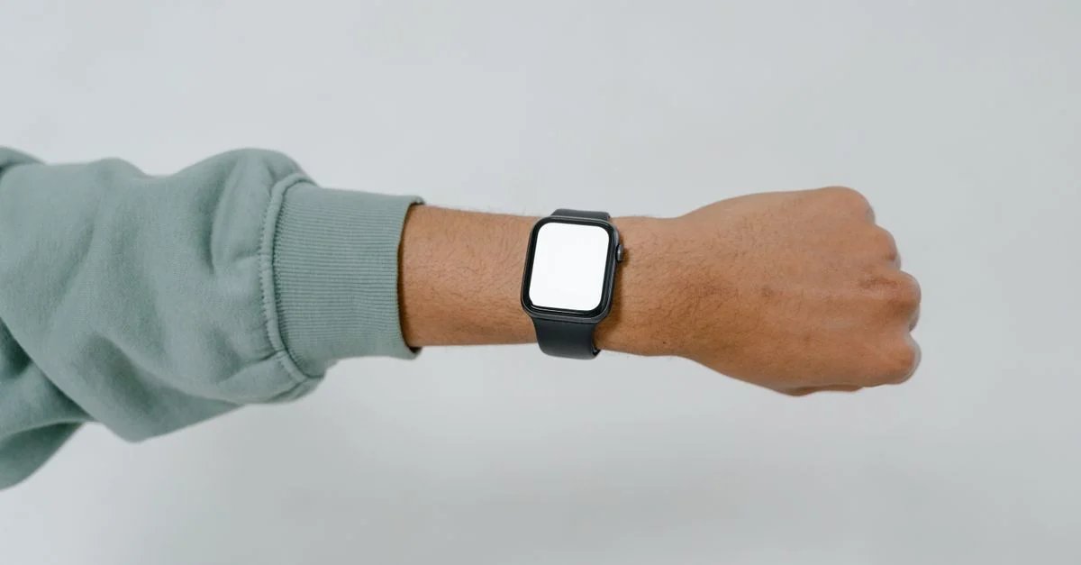 Un gros plan d'une smartwatch avec un écran vide au poignet d'un adulte, idéal pour des designs de maquettes.