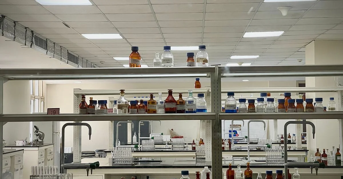 Une vue détaillée d'un laboratoire de sciences moderne avec des bouteilles chimiques et des tubes à essai.