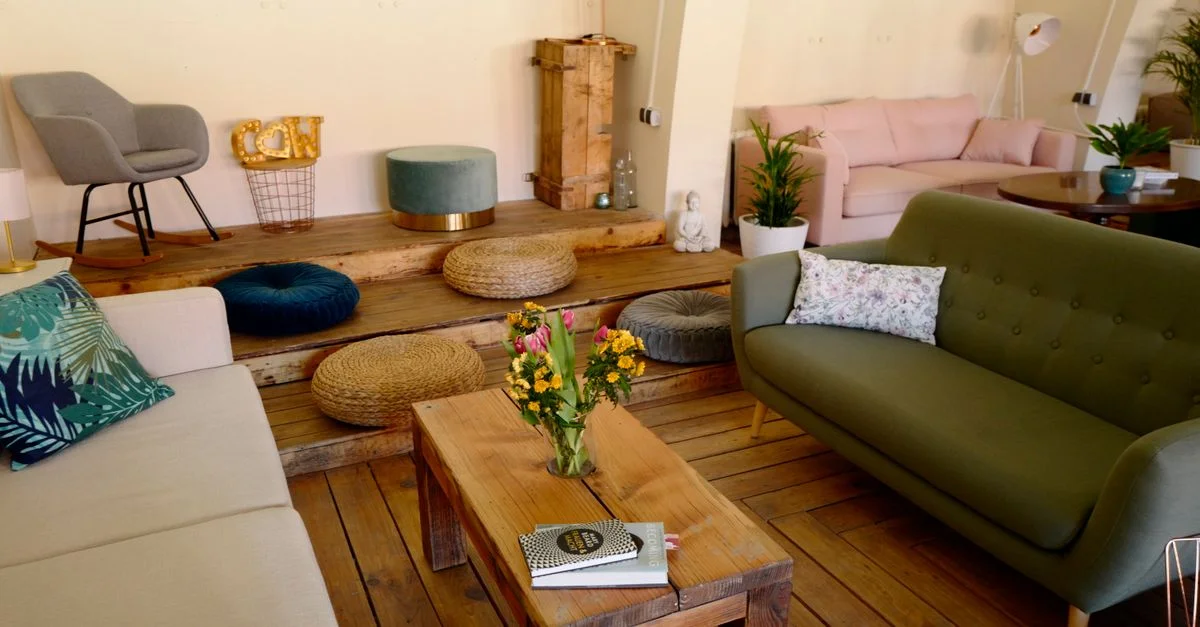 Salon moderne chaleureux et accueillant avec des meubles et une décoration élégants.