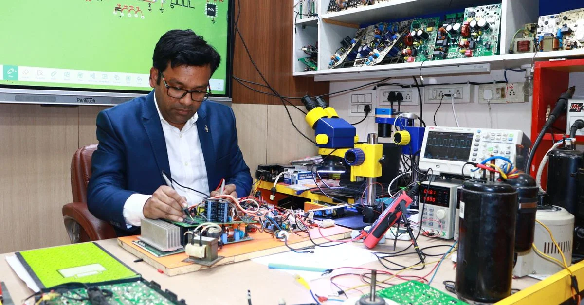Technicien réparant des appareils électroniques dans un laboratoire avec divers outils et circuits imprimés.