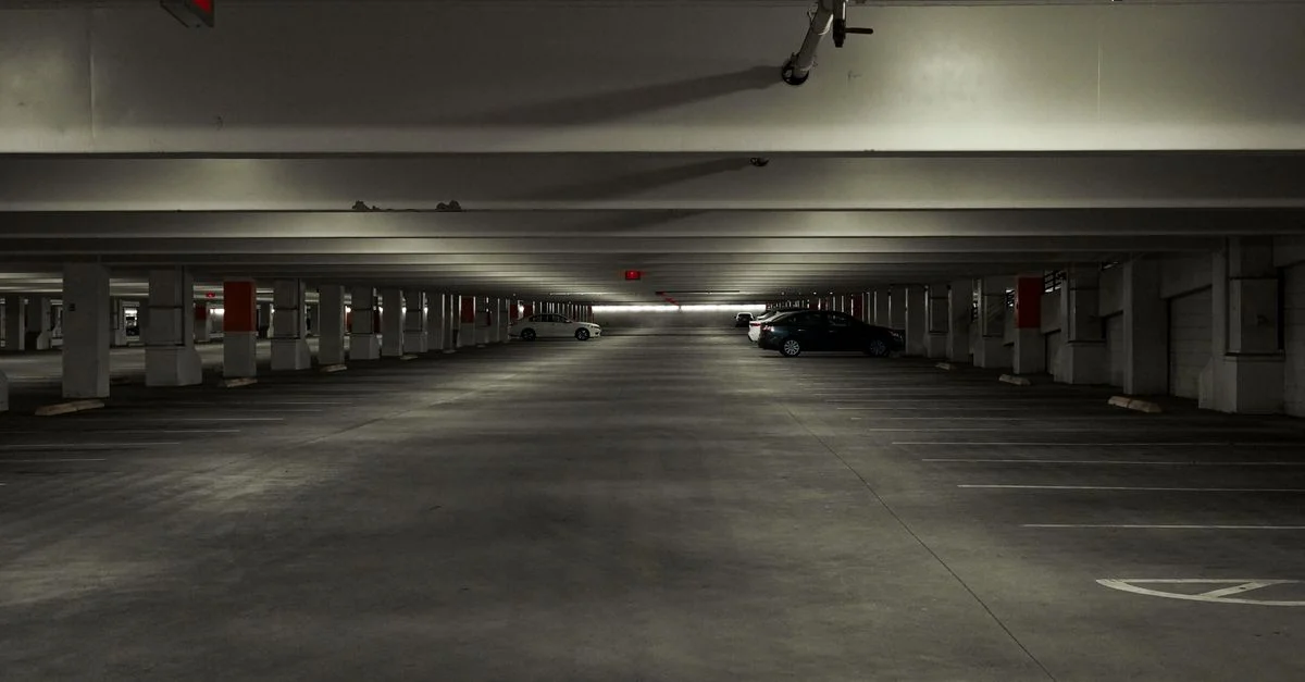 Explorez l'intérieur calme et symétrique d'un garage de stationnement multi-niveaux à Los Angeles.
