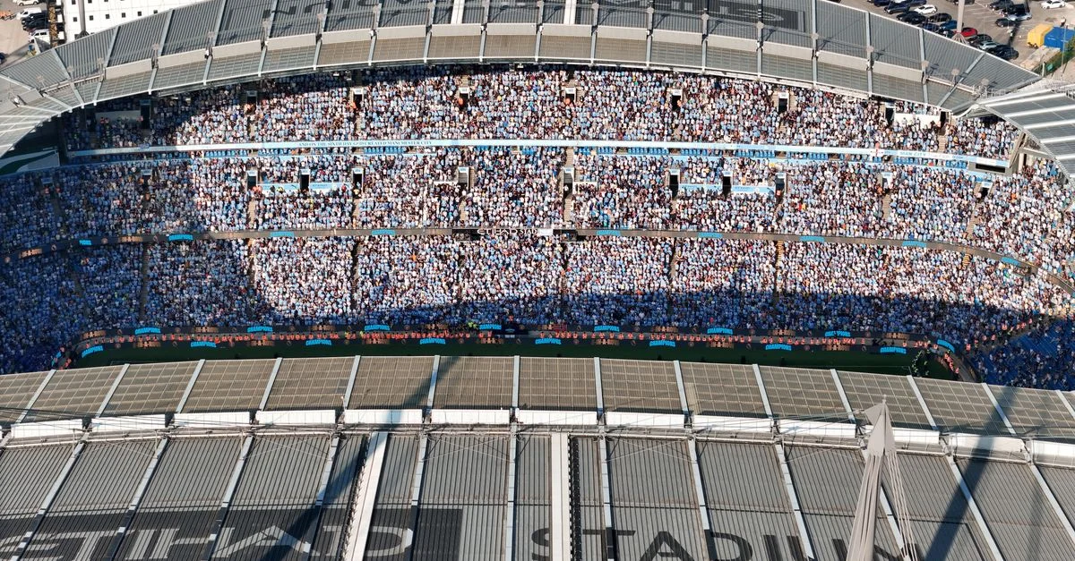 Vue aérienne du stade Etihad rempli de supporters de football à Manchester, Royaume-Uni.